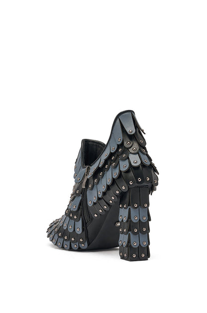 AKIRA GOLD OSTENTATION BLACK ABSTRACT PUMP
