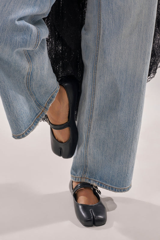 AKIRA GOLD SANG BLACK PU SPLIT TOE FLAT