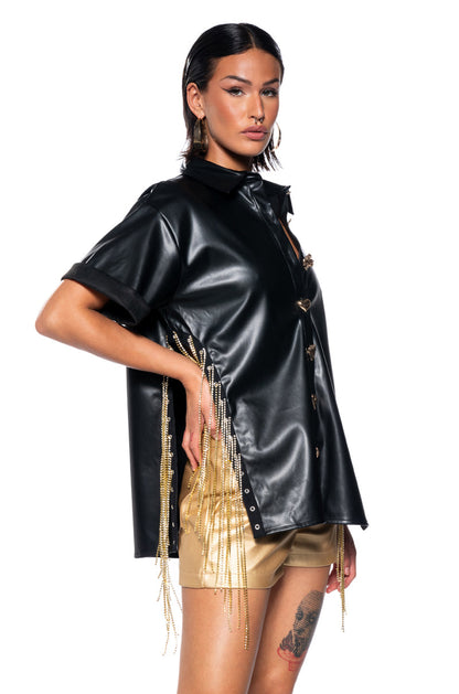 ABOVE AVERAGE CHAIN DETAIL BUTTON DOWN TOP