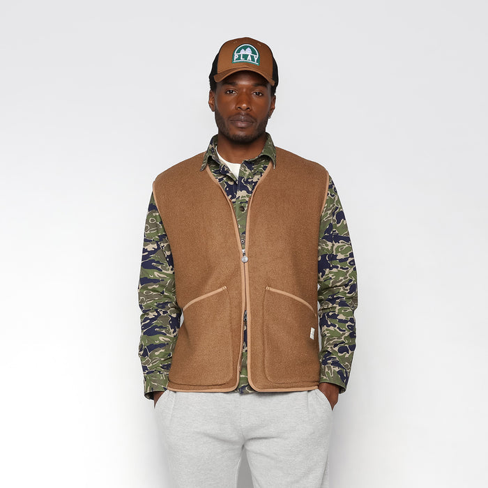 Look SERGE BLANCO Gilet chemise casquette